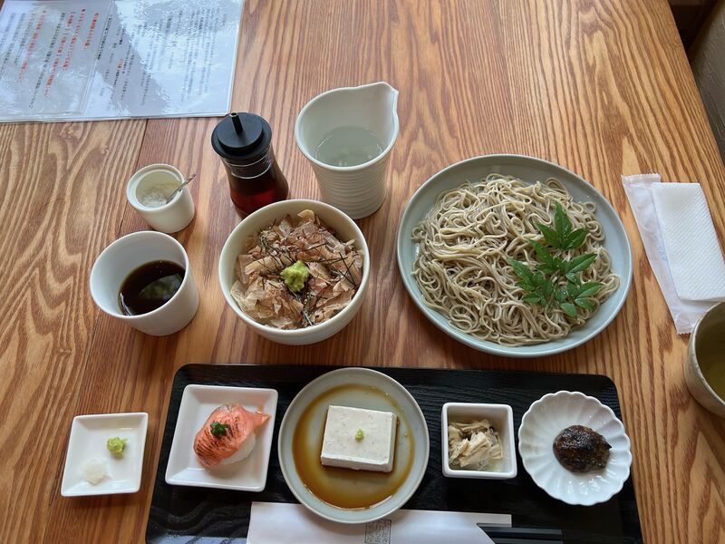 ファイル:2023.05.15-石臼挽き手打ち 森の蕎麦屋03『一蕎麦、四菜と、本枯わさび飯のセット』.jpg