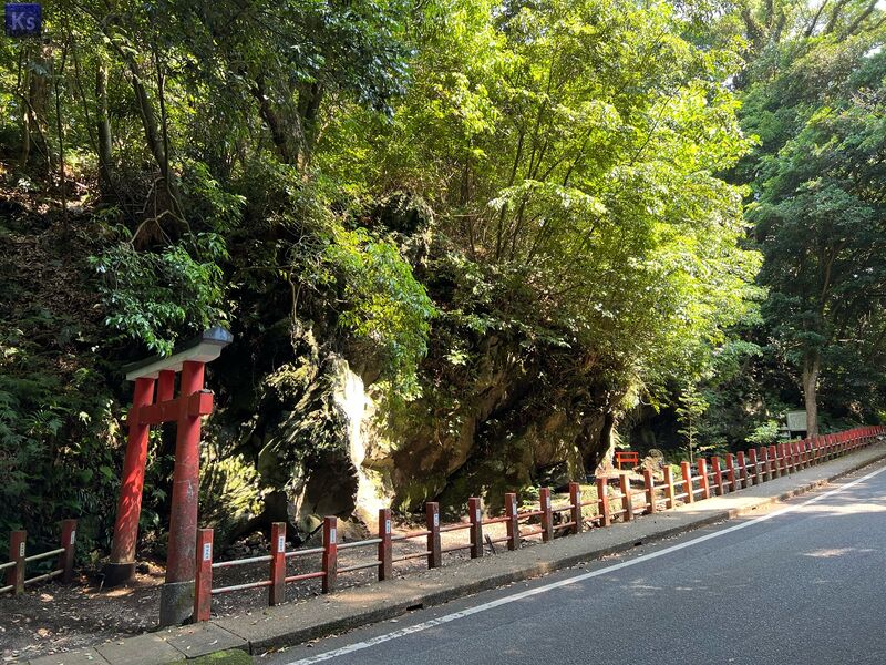 ファイル:2023.05.15-天の岩屋供養塔群0.jpg