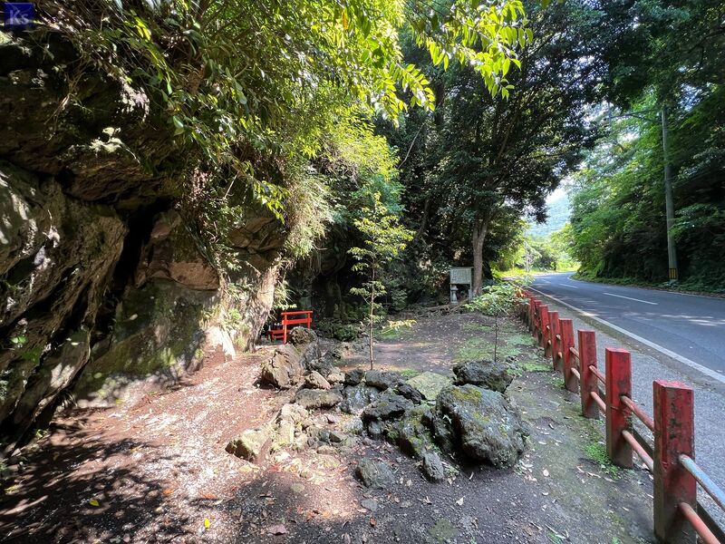 ファイル:2023.05.15-天の岩屋供養塔群2.jpg