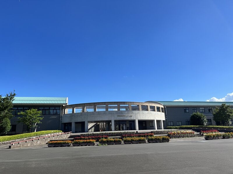 ファイル:2022.08.02-都市農業センター正面.jpg