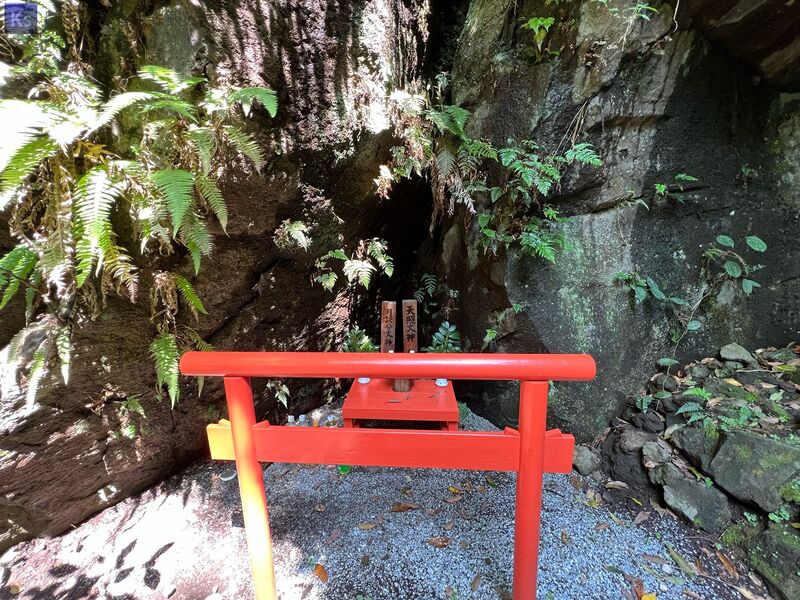 ファイル:2023.05.15-天の岩屋供養塔群3.jpg